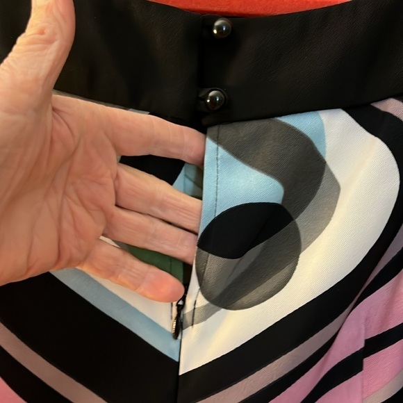 Connected sleeveless multi-colored dress. Size 8P - Picture 6 of 11